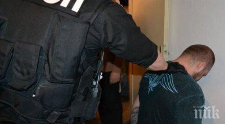 полицаи щурмуваха дома бургаския ученик тодор намериха торба наркотици