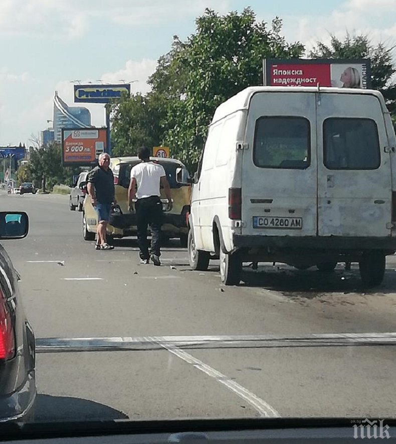 ИЗВЪНРЕДНО! Катастрофа на светофара на „Горубляне“ затапи изхода от столицата (СНИМКИ)