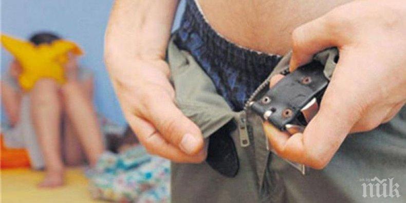 ШОКИРАЩО ЗВЕРСТВО! Баба получи инсулт на двора, съсед я изнасили вместо да й помогне! Камера запечатала цялата гавра