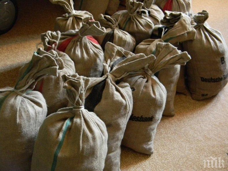 ТОТАЛНА ГАВРА! Мъж плати на бившата си 10 000 евро на монети