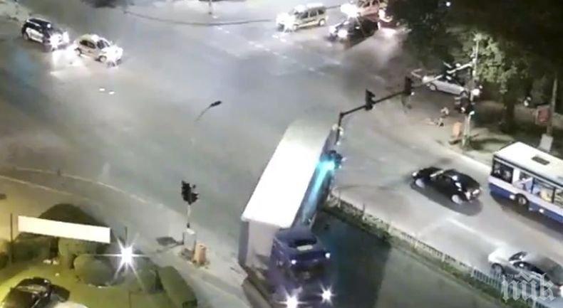 Лудост! Тираджия едва не отнесе светофар на кръстовище във Варна (ВИДЕО)