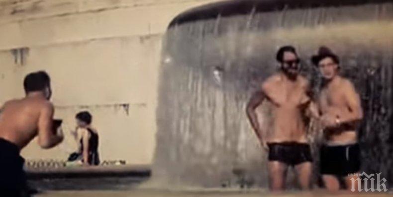 СЕИР В ЦЕНТЪРА НА РИМ! Мъжки стрийптийз във фонтан вдигна полицията накрак! Осквернили паметник на герои (ВИДЕО)