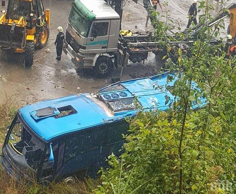 ПЪРВО В ПИК! НЕОПИСУЕМА ТРАГЕДИЯ! Трупове осеяха пътя Своге-София! Автобусът полетял в промишлен двор (ШОКИРАЩИ СНИМКИ 18+)