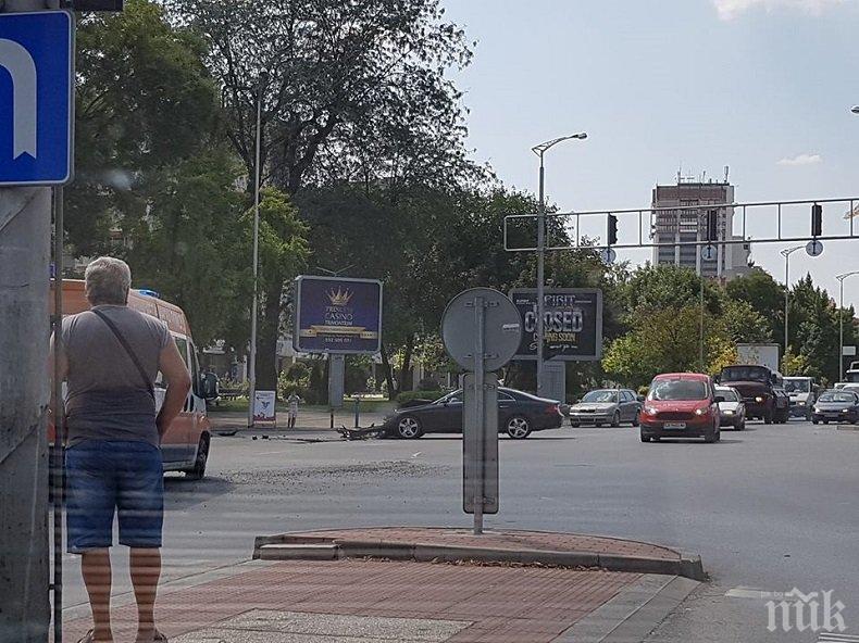 ТЕЖЪК УДАР! Линейка и Мерцедес се помляха в Пловдив (СНИМКА)