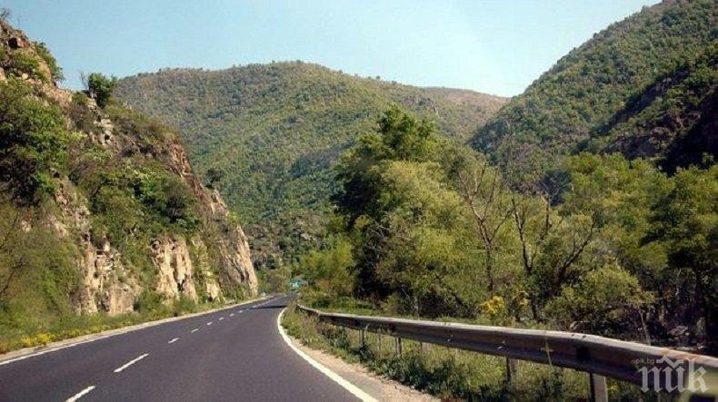 Повишена е опасността от падащи камъни в Кресненското дефиле и по пътя за Предела