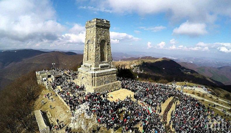 Хиляди почетоха на връх Шипка паметта на героите, загинали свободата на Отечеството