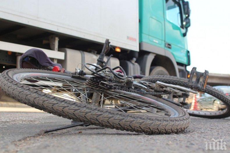 Бургазлия се шибна в микробус, докато кара по велоалеята на оживен булевард