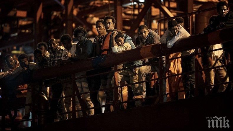 Европейският комисар по миграцията: Италия ще се простреля в крака