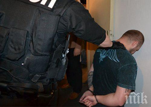 Полицаи щурмуваха дома на бургаския ученик Тодор, намериха торба с наркотици