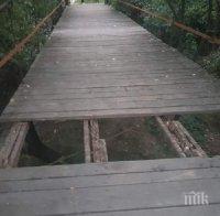 ВНИМАНИЕ! Мостче до Гребната база в Пловдив зейна опасно
