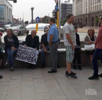 СМЯХ! Едва 13 души в подкрепа на Иванчева! Цял бус полиция ги пази (СНИМКИ)