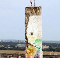 Немски художници възстановяват временно част от Берлинската стена