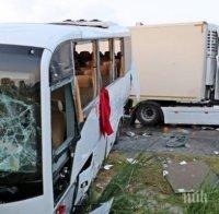 Камион удари автобус с руски туристи в Анталия, 13 души са ранени