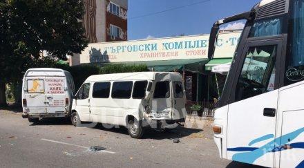 нов инцидент автобус туристи удари микробус гърция