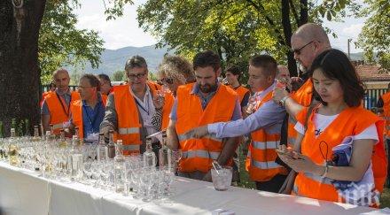 международни дегустатори spirits selection посетиха модерната фабрика алкохол нас снимки