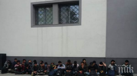 инвазията спира арестуваха афганистанци двама каналджии бургас снимка