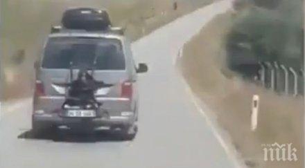 зверство арестуваха баща вързал дъщеря микробус турция видео