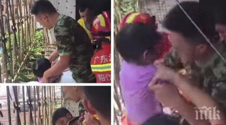 луд късмет четиригодишно момиченце хвърли балкон петия етаж китай спаси видео