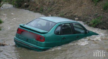 шаш шофьорка летя метра колата приземи река