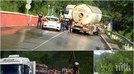 горещо пик вижте истината пътя искърското дефиле отмит асфалт катастрофи падащи камъни клони снимки видео