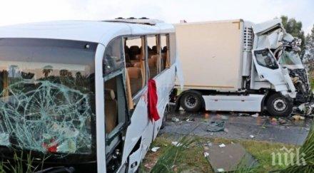 камион удари автобус руски туристи анталия души ранени