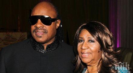 прощално стиви уондър пее погребението кралицата соул музиката