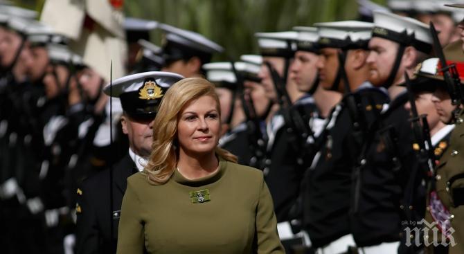 Красивата президентка на Хърватия пя на войници в Афганистан (ВИДЕО)