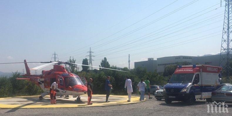 Транспортираха с хеликоптер млад мъж със съмнения за инфаркт

 