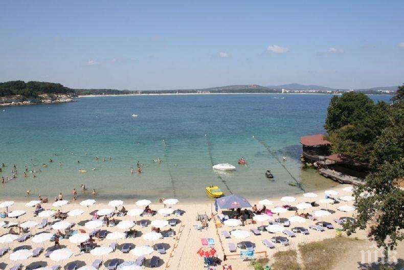 ГОРЕЩО! Холандка остана без 6 бона и златни ланци на плажа в Слънчев бряг