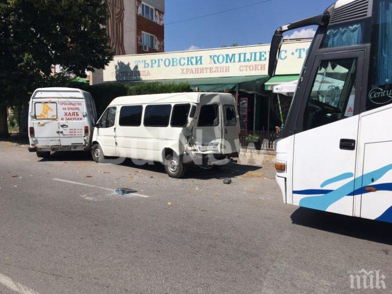 НОВ ИНЦИДЕНТ! Автобус с туристи се удари в микробус в Гърция