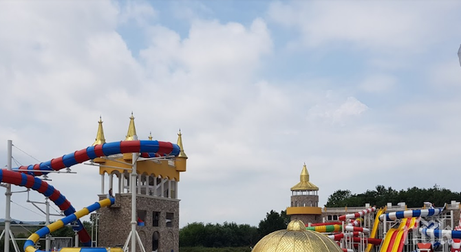 Тайни агенти на НАП затвориха аквапарка в Равадиново