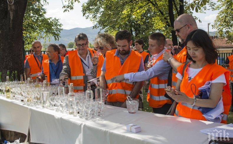 Международни дегустатори от Spirits Selection посетиха най-модерната фабрика за алкохол у нас (СНИМКИ)