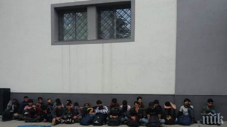 Инвазията не спира! Арестуваха 25 афганистанци и двама каналджии в Бургас (СНИМКА)