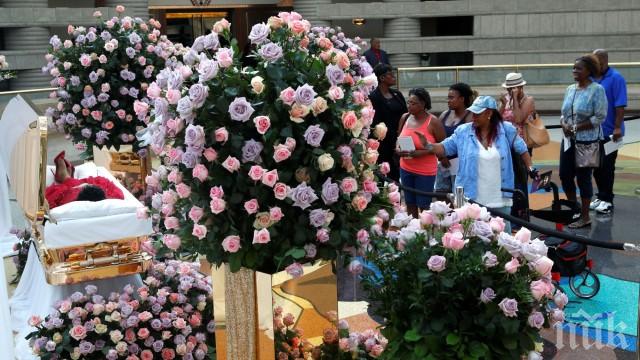 Детройт се поклони пред тленните останки на Арета Франклин (СНИМКИ)