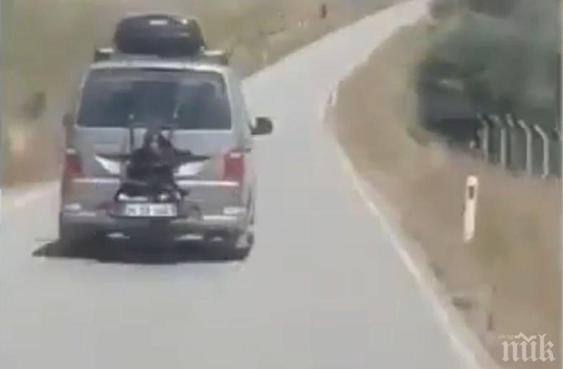 Зверство! Арестуваха баща вързал дъщеря си за микробус в Турция (ВИДЕО)