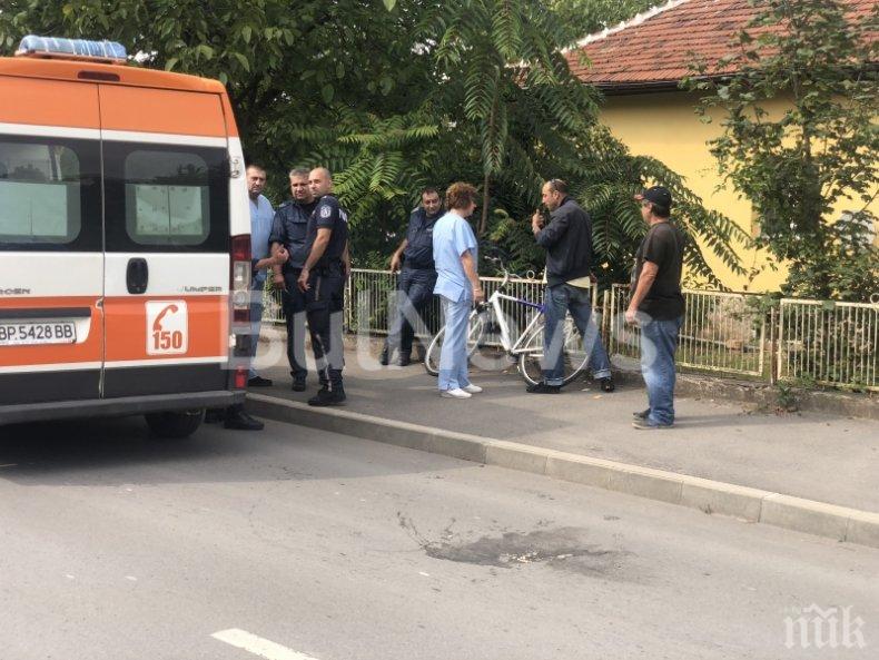 ИЗВЪНРЕДНО! Мъж лежи на пътя край гарата във Враца, линейка и полиция летят към мястото 