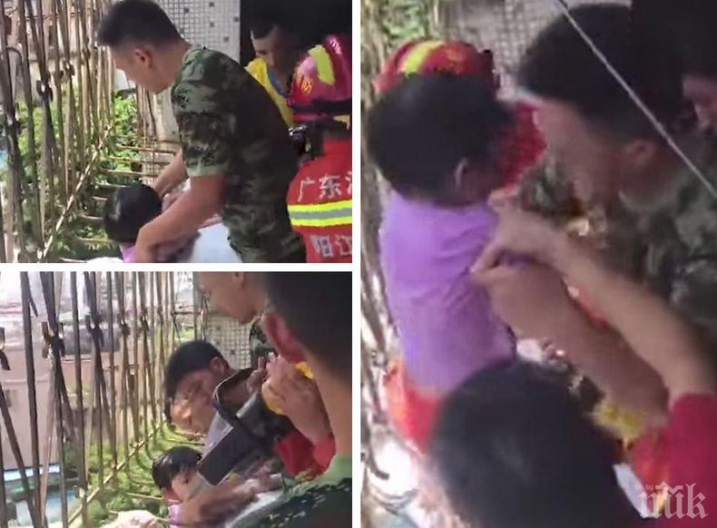 Луд късмет! Четиригодишно момиченце едва не се хвърли от балкон на петия етаж в Китай. Ето какво я спаси (ВИДЕО)