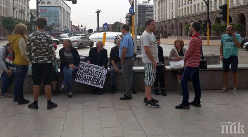 СМЯХ! Едва 13 души в подкрепа на Иванчева! Цял бус полиция ги пази (СНИМКИ)