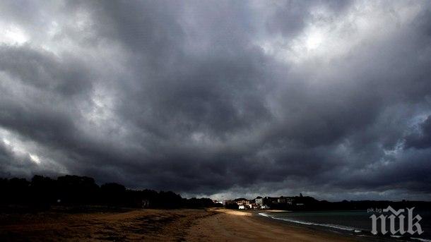 СТИХИЯ! Буря потопи Гълъбово под вода, събори шест електрически стълба
