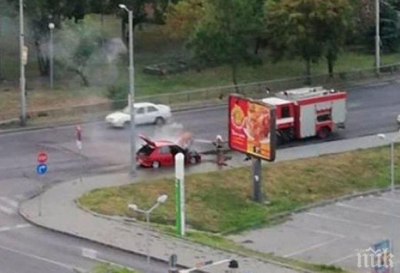 Кола избухна в пламъци насред Пловдив (СНИМКИ) 