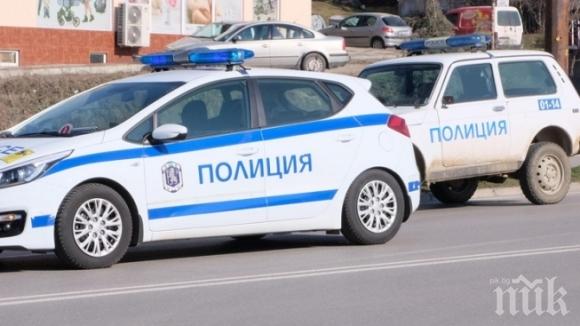 ШОКИРАЩО ВИДЕО! Самозабравил се полицай плаши с бой тийнейджъри: Ще ви почупя като мастии