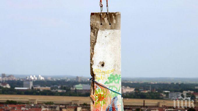 Немски художници възстановяват временно част от Берлинската стена