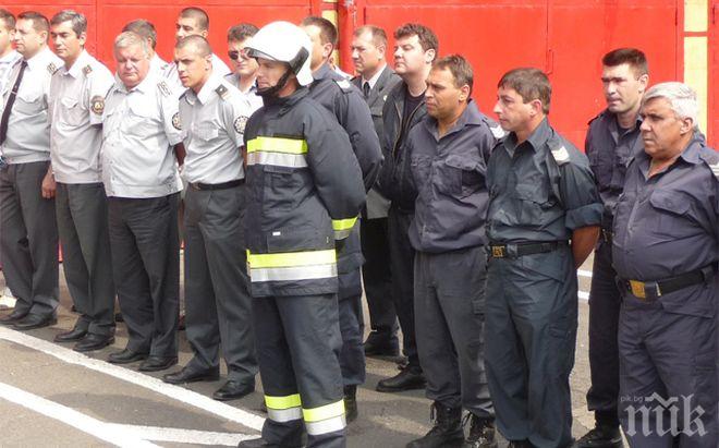 В Бургас търсят 18 пожарникари