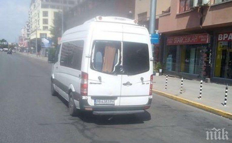 АБСУРД В ПЛОВДИВ! Микробус със счупено стъкло превозва работници (СНИМКА)
