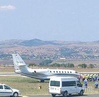 ИЗВЪНРЕДНО! Самолет се приземи аварийно в тревата на летището в Бургас (СНИМКИ)
