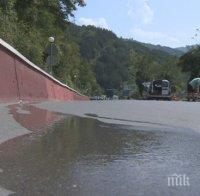 Спират движението на пътя Своге-София, следователи взимат нови проби