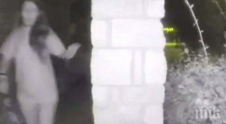 зловещо цял град спи заради жена въжета ръцете звъни къщите