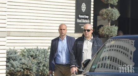 първо пик вижте полицаи следователи обискират офисите хотел маринела снимки видео