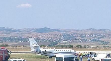 извънредно самолет приземи аварийно тревата летището бургас снимки