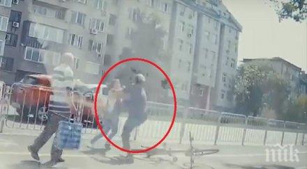 потресаващо колоездач пешеходка млатят обезумели пирогов скандално видео